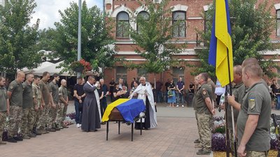 На Чернігівщині попрощалися з захисниками Олегом Гомоном, Станіславом Голубом, Ігорем Синицьким та Максимом Литвином На Чернігівщині попрощалися з захисниками Олегом Гомоном, Станіславом Голубом, Ігорем Синицьким та Максимом Литвином