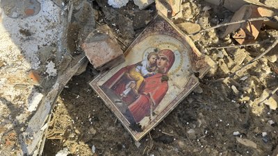 Ікона на подвір'ї у Богодухові, по якому було влучання російського дрона вночі 9 лютого 2026 року Ікона на подвір'ї у Богодухові, по якому було влучання російського дрона вночі 9 лютого 2026 року