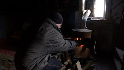 Клен американський на Чернігівщині: Леонід Гришков заготовляє дрова в себе на городі Клен американський на Чернігівщині: Леонід Гришков заготовляє дрова в себе на городі