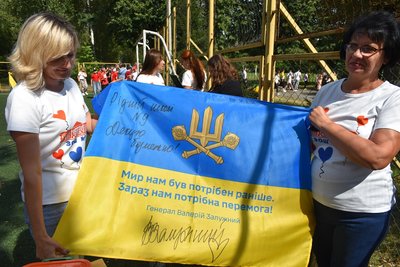Валерій Залужний передав у свою рідну школу на Житомирщині прапор з підписом Валерій Залужний передав у свою рідну школу на Житомирщині прапор з підписом