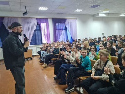 На Житомирщині актор Олексій Суровцев провів "Урок доброти" для учнів гімназії На Житомирщині актор Олексій Суровцев провів "Урок доброти" для учнів гімназії