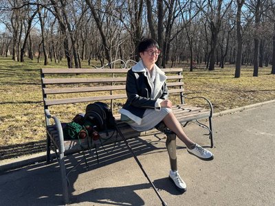 "Є заради кого жити далі" — поранена, яка втратила ногу внаслідок удару по готелю Кривого Рогу понад рік тому "Є заради кого жити далі" — поранена, яка втратила ногу внаслідок удару по готелю Кривого Рогу понад рік тому