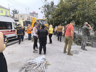 Ракетний удар по готелю Кривого Рогу: що відбувається на місці події Ракетний удар по готелю Кривого Рогу: що відбувається на місці події