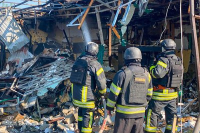 Рятувальники працюють на місці російських ударів по центру Печеніг на Харківщині, 18 серпня 2026 року, ліквідовуючи наслідки ворожої атаки та розбираючи завали зруйнованих будівель Рятувальники працюють на місці російських ударів по центру Печеніг на Харківщині, 18 серпня 2026 року, ліквідовуючи наслідки ворожої атаки та розбираючи завали зруйнованих будівель