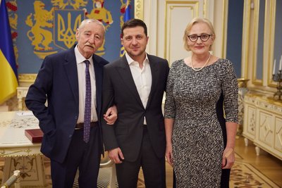 Президент Володимир Зеленський зустрівся з композитором Ігорем Покладом та його дружиною Світланою і вручив митцю орден Держави з присвоєнням звання Героя України Президент Володимир Зеленський зустрівся з композитором Ігорем Покладом та його дружиною Світланою і вручив митцю орден Держави з присвоєнням звання Героя України