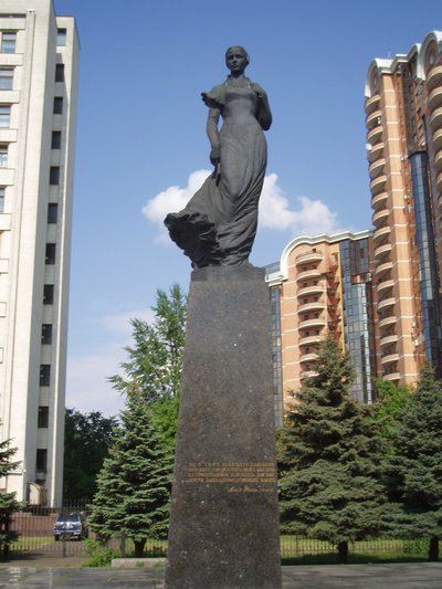Пам’ятник Лесі Українці в Київ Пам’ятник Лесі Українці в Київ