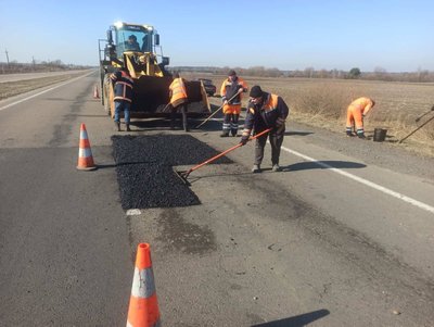 На п'яти міжнародних та регіональних дорогах на Волині ліквідовують ями На п'яти міжнародних та регіональних дорогах на Волині ліквідовують ями
