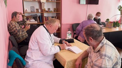 Свій терапевт та раз на рік лікарі-спеціалісти: як живуть пенсіонери у терцентрі на Чернігівщині