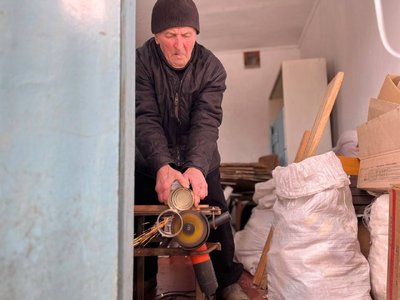 85-річний волинянин виготовив понад 800 окопних свічок