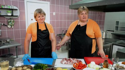 Медовий борщ із вишнями: родинний рецепт від господинь із Великоомелянської громади на Рівненщині