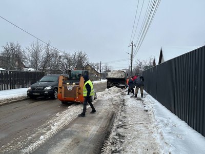 Ожеледиця у Житомирі: комунальники цілодобово прибирають дороги й тротуари Ожеледиця у Житомирі: комунальники цілодобово прибирають дороги й тротуари