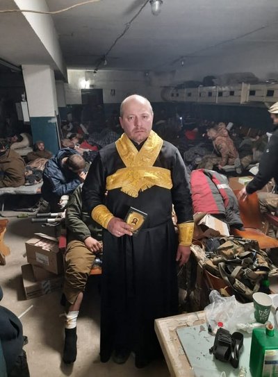 Хрестив бійців під обстрілами: історія священника, який обороняв Маріуполь та потрапив у полон Хрестив бійців під обстрілами: історія священника, який обороняв Маріуполь та потрапив у полон