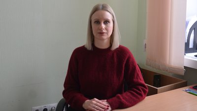Стіни звели, вікна поставили, далі — за свій кошт: пенсіонери з Чернігова четвертий рік ремонтують житло після обстрілів