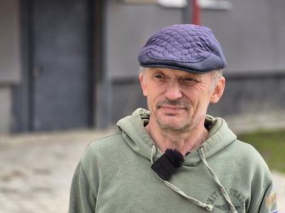"Я тут олігарх — один на 60 квартир живу": історії мешканців розстріляної п’ятиповерхівки в Тростянці
