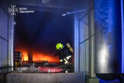 Атака РФ по Одещині: троє людей поранені, пошкоджені складські приміщення Атака РФ по Одещині: троє людей поранені, пошкоджені складські приміщення
