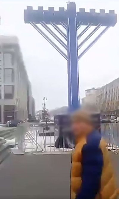 Столична поліція розшукала чоловіка, який публічно осквернив ханукію на Майдані в Києві Столична поліція розшукала чоловіка, який публічно осквернив ханукію на Майдані в Києві
