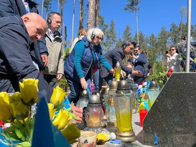 Вшанували "Янголів перемоги": делегація іноземних посадовців побувала в Мощуні на Київщині Вшанували "Янголів перемоги": делегація іноземних посадовців побувала в Мощуні на Київщині