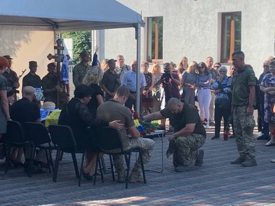 У Черкасах в останню путь провели бійця, який загинув у квітні 2022 року У Черкасах в останню путь провели бійця, який загинув у квітні 2022 року