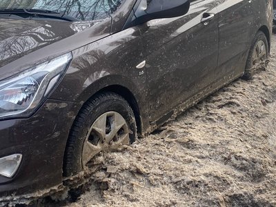 Вода зійшла, деякі авто примерзли: на столичній Борщагівці усувають наслідки аварії на водогоні Вода зійшла, деякі авто примерзли: на столичній Борщагівці усувають наслідки аварії на водогоні