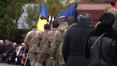 Рідні, друзі та знайомі проводять загиблого Тараса Халавчука, ставши на коліно Рідні, друзі та знайомі проводять загиблого Тараса Халавчука, ставши на коліно