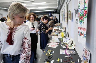 Збирали гроші для ЗСУ. У Херсоні відбулась благодійна акція до Дня вишиванки Збирали гроші для ЗСУ. У Херсоні відбулась благодійна акція до Дня вишиванки