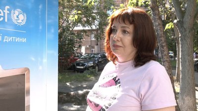 Харків'янка біля бювету з водою Харків'янка біля бювету з водою