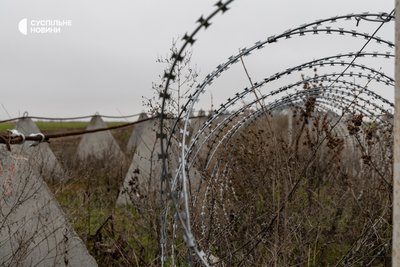 Укріплена лінія оборони у вигляді "зубів дракона" та колючого дроту на правому березі Херсонщини Укріплена лінія оборони у вигляді "зубів дракона" та колючого дроту на правому березі Херсонщини