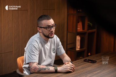 Радник міністра оборони, волонтер та засновник благодійного фонду Сергій Стерненко під час інтервʼю Суспільному, Київ, 7 липня 2026 року Радник міністра оборони, волонтер та засновник благодійного фонду Сергій Стерненко під час інтервʼю Суспільному, Київ, 7 липня 2026 року