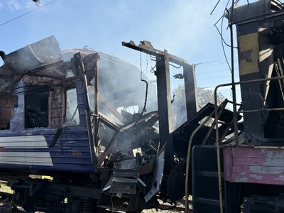 РФ атакувала потяг "Шостка — Київ" на залізничному вокзалі : є загиблі та травмовані