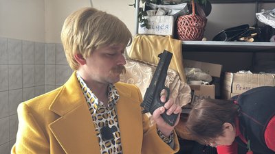 Актор Григорій Черемушев підбирає реквізит Актор Григорій Черемушев підбирає реквізит