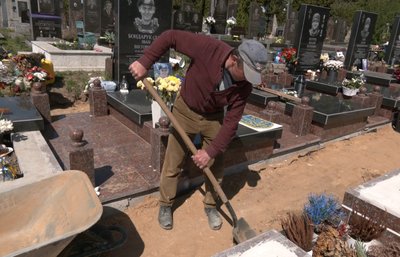 На кладовищах Луцької громади перед Провідною неділею наводять лад