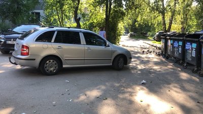 Двір, як траса: у Полтаві жителі вимагають закрити наскрізний проїзд Двір, як траса: у Полтаві жителі вимагають закрити наскрізний проїзд
