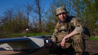 Оператор ударного дрона 12 бригади "Азов" "Севен" біля ударного дрону "Дартс" Донецька область Оператор ударного дрона 12 бригади "Азов" "Севен" біля ударного дрону "Дартс" Донецька область