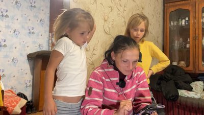 "Розуміємо, що повертатися буде нікуди": як дві багатодітних сім'ї на Чернігівщині тікали від обстрілів та де оселилися "Розуміємо, що повертатися буде нікуди": як дві багатодітних сім'ї на Чернігівщині тікали від обстрілів та де оселилися
