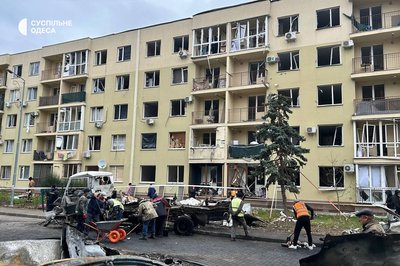 Вигорілі автівки та пошкоджені будинки: фото наслідків третьої поспіль російської атаки БпЛА по Одесі та передмістю