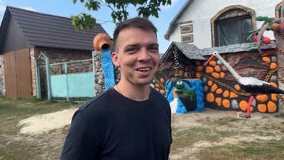 Ананаси на яблуні та глечик, із якого витікають незабудки: як свій дім на "казку" перетворила жителька Чернігівщини