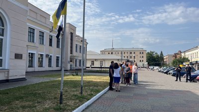 У Полтаві підійняли біло-чорний прапор У Полтаві підійняли біло-чорний прапор