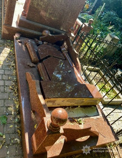 В Одесі розслідують факт пошкодження памʼятників на кладовищі В Одесі розслідують факт пошкодження памʼятників на кладовищі