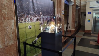 У Вінницю привезли "Золотий м'яч" Андрія Шевченка У Вінницю привезли "Золотий м'яч" Андрія Шевченка