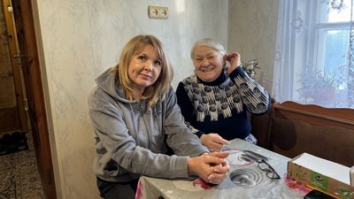 Соціальна опікунка Наталя прийшла навідати Надію Краматорськ Донецька область 19 січня 2026 рік Соціальна опікунка Наталя прийшла навідати Надію Краматорськ Донецька область 19 січня 2026 рік
