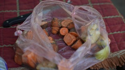 "Ми їх миємо, чистимо": як живуть тварини на фермі за два кілометри від кордону з РФ "Ми їх миємо, чистимо": як живуть тварини на фермі за два кілометри від кордону з РФ