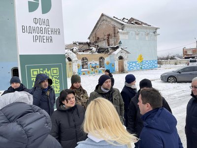 "Найболючіше видовище — хрести за городами". Прем'єрка Молдови приїхала у Київ і відвідала Бучу та Ірпінь