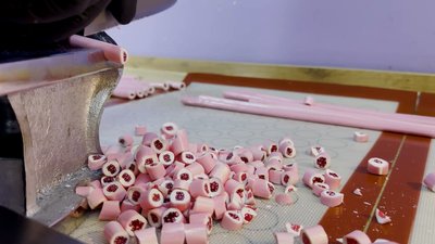 500 кілограмів за 4 місяці: на Чернігівщині чоловік робить карамель за власним рецептом 500 кілограмів за 4 місяці: на Чернігівщині чоловік робить карамель за власним рецептом