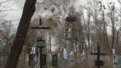 Як прикрашають могильні хрести на Рівненському Поліссі