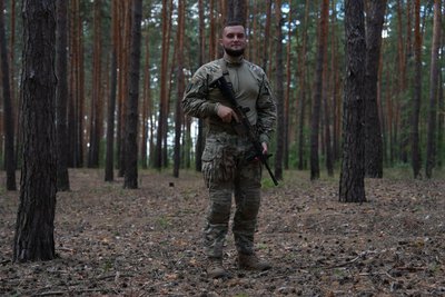 військовий у лісі військовий у лісі