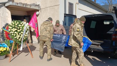 У Тернополі попрощалися з бійцем батальйону "Вовки Да Вінчі" Віталієм Лебедем У Тернополі попрощалися з бійцем батальйону "Вовки Да Вінчі" Віталієм Лебедем