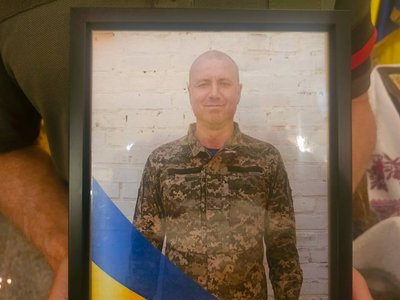 У Полтаві попрощалися із загиблим військовим Андрієм Кравченком У Полтаві попрощалися із загиблим військовим Андрієм Кравченком