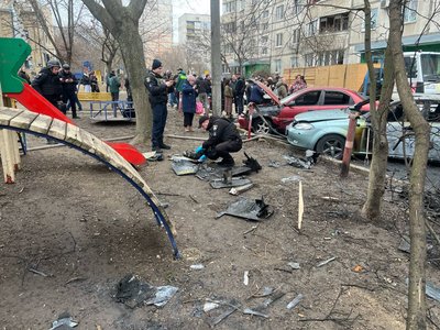 Поліцейський збирає уламки на місці влучання російського БпЛА у Холодногірському районі Харкова Поліцейський збирає уламки на місці влучання російського БпЛА у Холодногірському районі Харкова