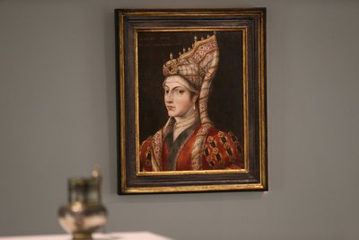 Портрет Гюррем-султан, який продали на аукціоні Sotheby's у 2021 році. Портрет Гюррем-султан, який продали на аукціоні Sotheby's у 2021 році.
