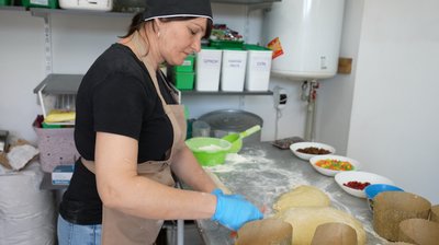 Ліплять вареники, готують випічку та м'ясні страви: на Черкащині волонтери допомагають ЗСУ Ліплять вареники, готують випічку та м'ясні страви: на Черкащині волонтери допомагають ЗСУ